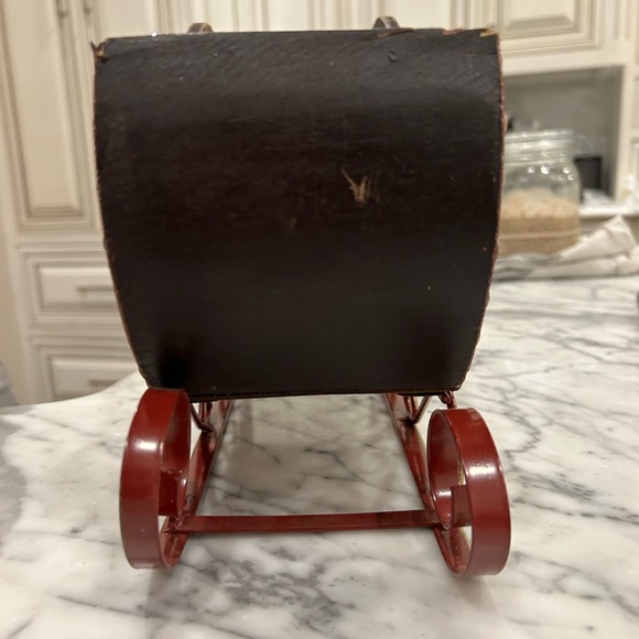 Tobacco Brown Gold Red Sleigh with Brass/Gold colored nail-pin/tacks - Picture 3 of 12